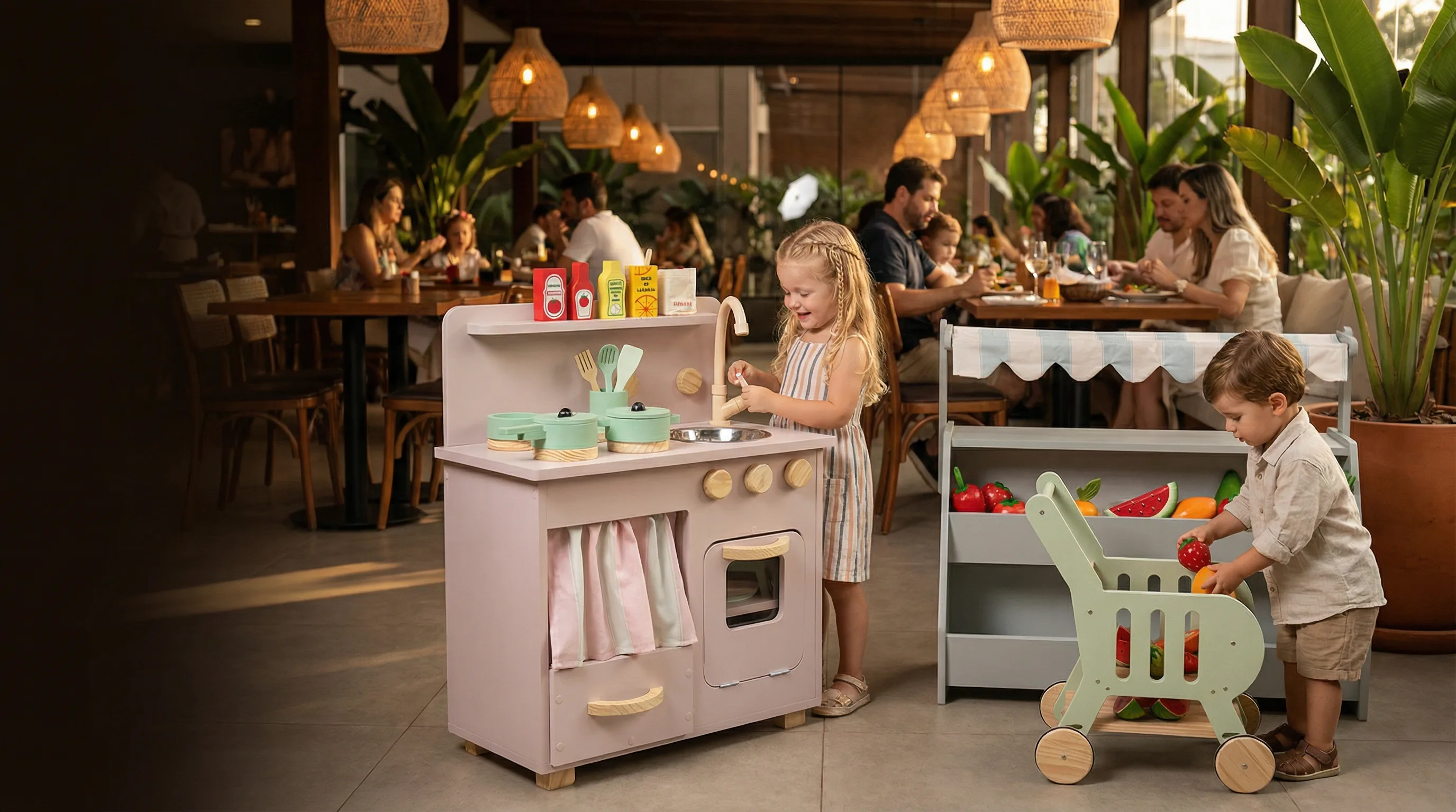 Crianças brincando na Cozinha e Mercadinho JK Sensorial em espaço kids de restaurante